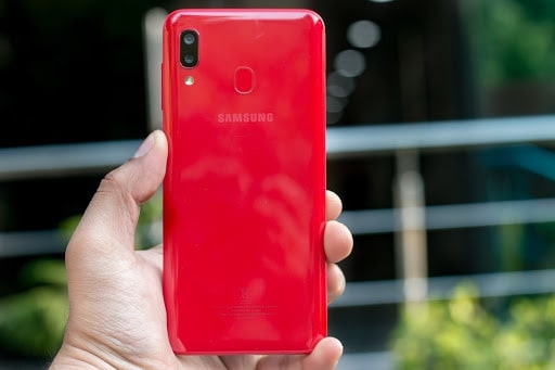 Samsung Galaxy A20 màu đỏ với cụm camera kép